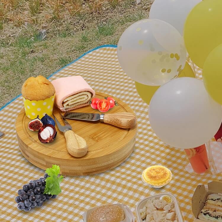 Swivelling Cheese Board and Knife Set